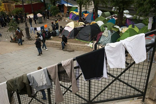 Las tiendas de campaña se multiplican en las calles de la capital francesa